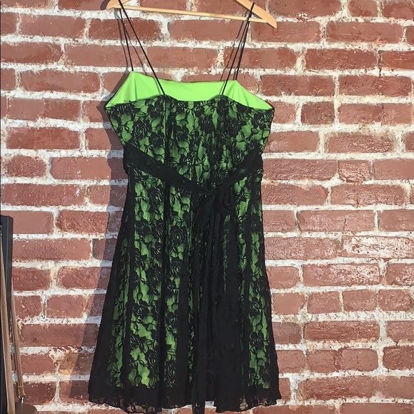 Elegant Green Lace Dress - Picture 2 of 6